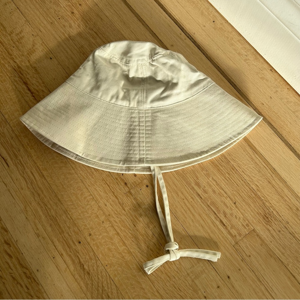 H&M White sun hat with chin tie